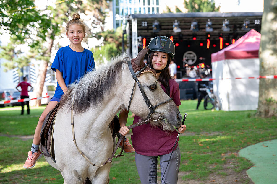 Ponnyreiten, v.li. Emma Krause, Paulina Breininger
