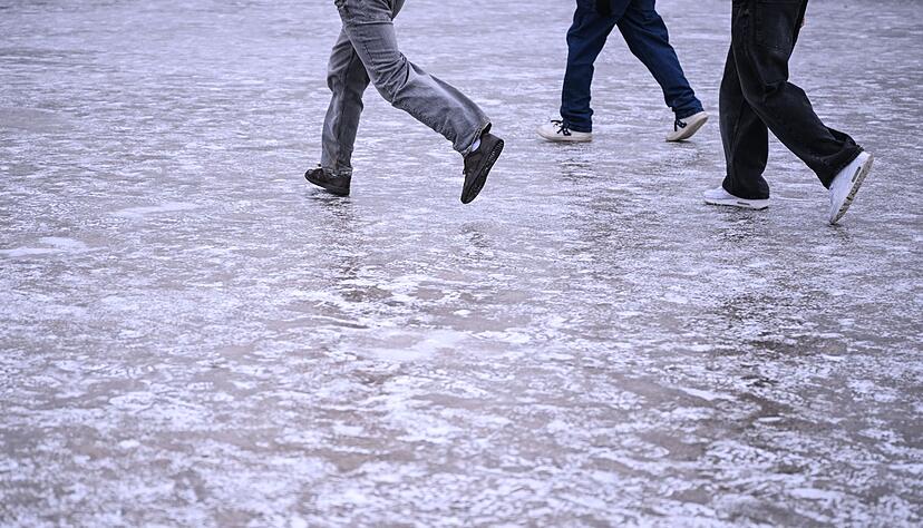 Unsichere Schritte, auch in Richtung Zukunft: Viele Jugendliche blicken pessimistisch in die Welt. (Symbolbild)