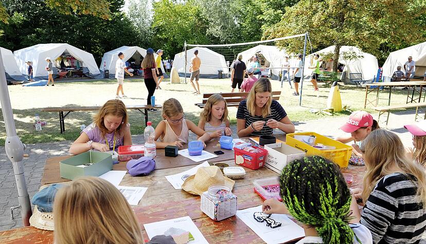 Wer es sportlich mag, kann am Morgen Volleyball spielen. Kinder mit geschickten H&auml;nden und Kreativit&auml;t suchen sich die Bastelangebote aus. Im Schatten l&auml;sst es sich hier gut aushalten. Fotos: Dennis Mugler