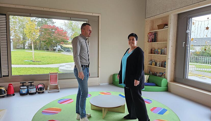 Bettina Häußler (rechts) führt Steffen Braun durch die Räumlichkeiten. Bettina Häußler (rechts) führt Steffen Braun durch die Räumlichkeiten.
