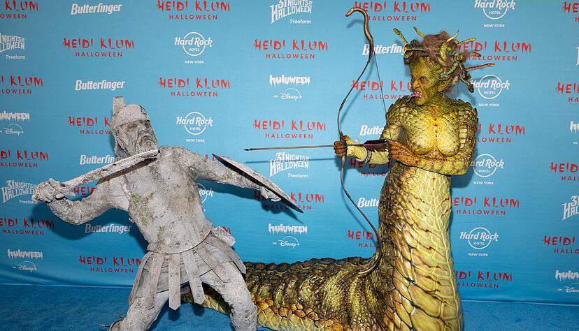 Klum erscheint als Medusa, ihr Mann als versteinerter griechischer Soldat.