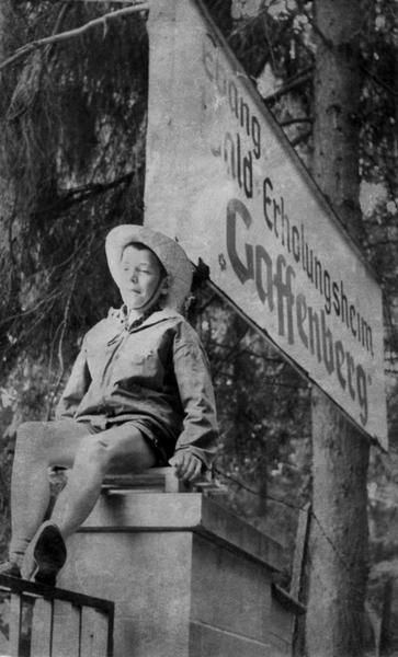Zusammengestellt von Archiv und Dokumentation der Heilbronner Stimme 

Undatiertes Foto um 1950. Am 24.7.1927 eröffnet der Christliche Verein Junger Männer das Kinderwalderholungsheim Gaffenberg. Der Sheriffdienst für die Großen wird in den 50er Jahren eingeführt. Die Wache am Eingangstor passt auf, dass kein Fremder das Gelände betritt.