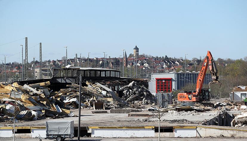 Vom ehemaligen Fruchtschuppen auf dem Buga-Gelände ist nicht mehr viel zu sehen. Die Halle mit den roten Toren ist die Zugwaschanlage der DB.
Foto: Andreas Veigel