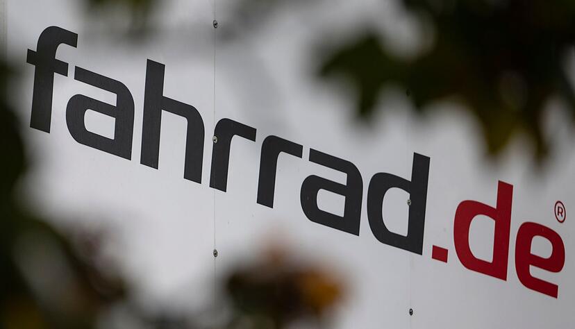 Das fahrrad.de Logo ist an einem Schild an der Fassade eines Gebäudes, in dem sich ein fahrrad.de Store befindet, zu sehen.