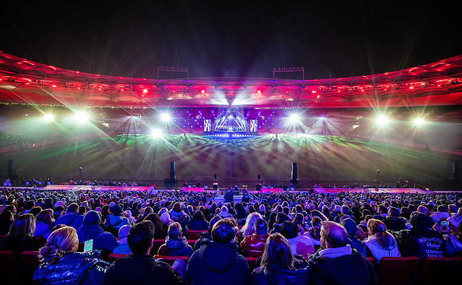 Die MHP-Arena wurde bei Stadionsingen farbefroh in Szene gesetzt. Die MHP-Arena wurde bei Stadionsingen farbefroh in Szene gesetzt.