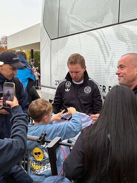 DFB-Trainer Julian Nagelsmann nimmt sich am Freitag vor dem Heilbronner Parkhotel ausgiebig Zeit für seine Fans.