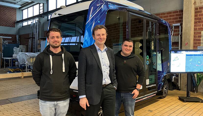 Arbeiten am Techcampus Sontheim der Hochschule Heilbronn am autonomen Fahren (von links): Oliver Knorz, Raoul Daniel Z&ouml;llner und Mike Sautter.