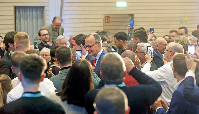 Politikprominenz in Bad Rappenau: Bundeskanzler Friedrich Merz betritt den Saal gemeinsam mit Baden-W&uuml;rttembergs Innenminister Thomas Strobl.