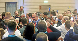 Politikprominenz in Bad Rappenau: Bundeskanzler Friedrich Merz betritt den Saal gemeinsam mit Baden-W&uuml;rttembergs Innenminister Thomas Strobl.