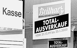 Bis 25. Januar 2000 dauerte der Ausverkauf bei Beilharz (links) &minus; den sich 1975 (oben) noch niemand vorstellen konnte..Fotos: Archiv, Scheffler