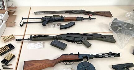 Viele Waffen haben Beamte in den Wohnhäusern sichergestellt. Nach Angaben von Andreas Stenger, Präsident des Landeskriminalamts Baden-Württemberg, lagen viele davon schussbereit in den Räumen des Areals.
Fotos: Jürgen Kümmerle