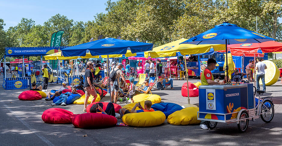 Das Radrennen konnten die Zuschauer in der Lidl-Fanzone über große Leinwände verfolgen. Das Radrennen konnten die Zuschauer in der Lidl-Fanzone über große Leinwände verfolgen.