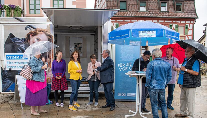 Stimme-Mitarbeiterin Nicole Theuer, Redakteurin Elfi Hofmann und die stellvertretende Chefredakteurin Tanja Ochs (v. l.) im Gespr&auml;ch mit Jasmin Detlef und Anton Varga.