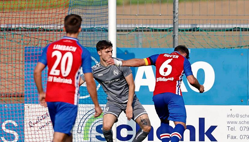 Irgendwann fand Dennis Hutter (rechts), Kapit&auml;n des FSV Hollenbach, die L&uuml;cke und verwertete einen von mehreren Abprallern zum 1:2-Anschlusstreffer beim 2:2 gegen den 1. FC Normannia Gm&uuml;nd.
Foto:Marc Schmerbeck