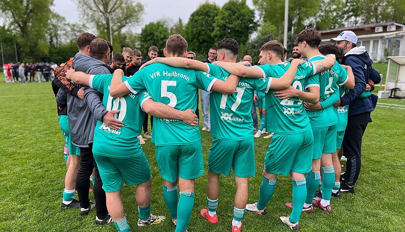 Nach dem unerwarteten 4:0-Sieg gegen die Young Boys Reutlingen ist die traditionelle Team-Abschlussrunde beim VfR Heilbronn eine andere.