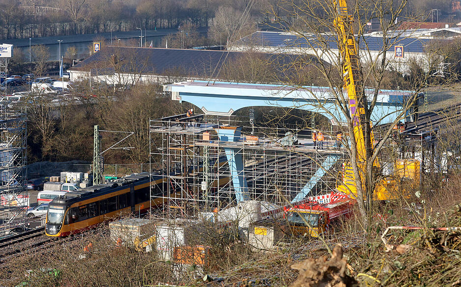 Pr&auml;zisionsarbeit mit Spezialkran am Stadtbahnhalt Schwarz-Campus in Bad Friedrichshall.