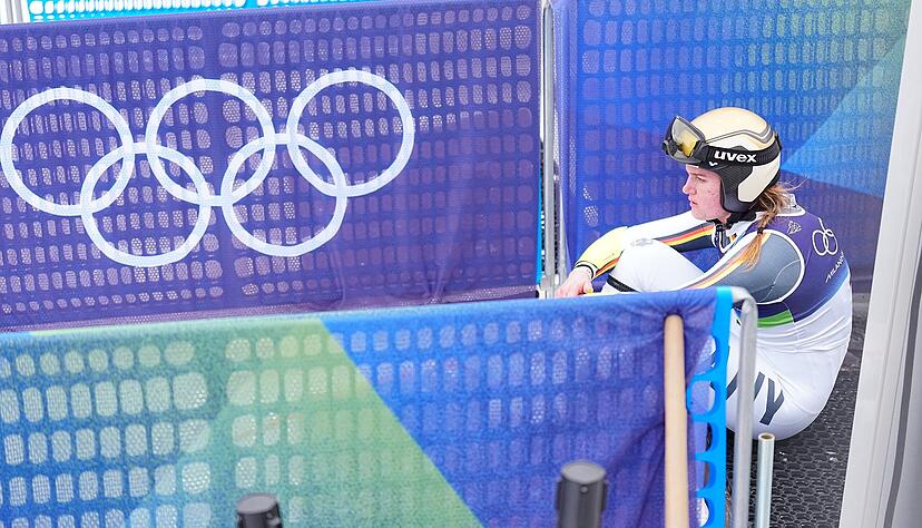 Lange hockt die Deutsche Emma Aicher nach ihrem Ausscheiden frustriert im Zielbereich.