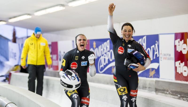 Anja Schneiderheinze (r) und Annika Drazek nach dem WM-Sieg. Foto: Jan Hetfleisch