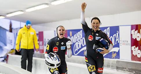Anja Schneiderheinze (r) und Annika Drazek nach dem WM-Sieg. Foto: Jan Hetfleisch