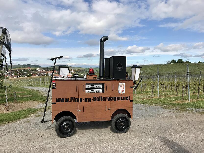 Als Mutter aller Bollerwagen bezeichnet die Gruppe "Pimp my Bollerwagen" aus Öhringen ihren High-Tech-Wagen. Als Mutter aller Bollerwagen bezeichnet die Gruppe "Pimp my Bollerwagen" aus Öhringen ihren High-Tech-Wagen.