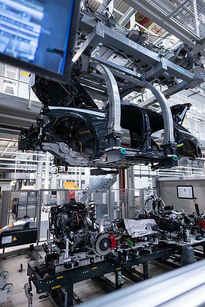 Höhepunkt in der Montage ist die sogenannte Hochzeit: Dabei wird die Karosserie mit Fahrwerk und Motor verbunden.