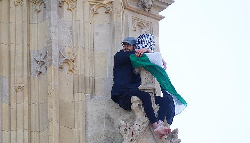 Barfuß war der Mann mit der Flagge auf den Turm geklettert. Barfuß war der Mann mit der Flagge auf den Turm geklettert.