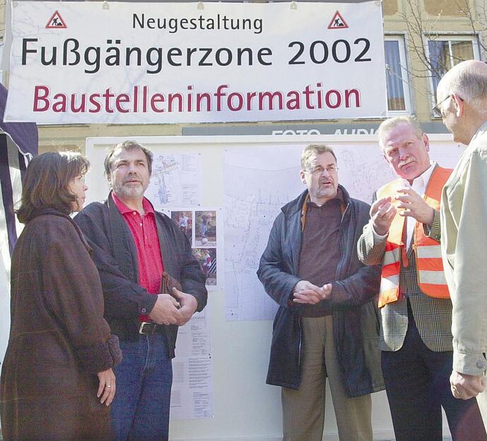 Kontinuierlich informieren Baubürgermeister Ulrich Frey (3.v.l) und seine Bauverwaltung über die Maßnahmen.