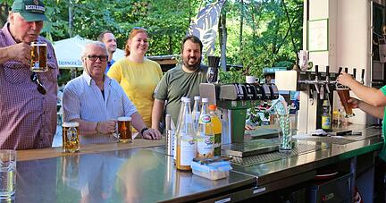 Mit frisch gezapftem Bier von Patrick Staib lassen sich Christian Sautner, Stefanie Schuster, Andreas Eckert, Dirk Endert und Tom Eckert (von rechts) den Besuch im Biergarten Saline nicht vermiesen.
Foto: Plückthun