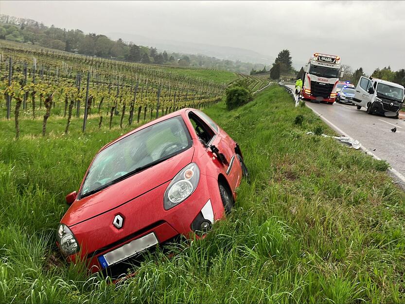 Ein Auto steht nach dem Unfall in einer B&ouml;schung.