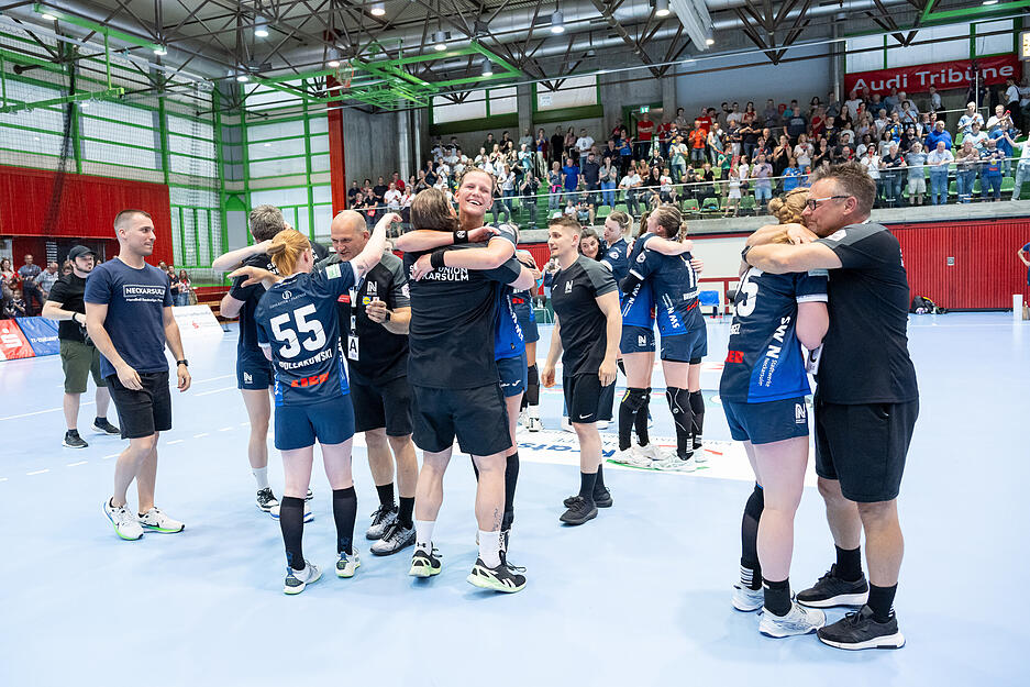 Beteiligte liegen sich in den Armen: Sport Union Neckarsulm besiegt den HSV Solingen Gäfrath und erreicht den Klassenerhalt.