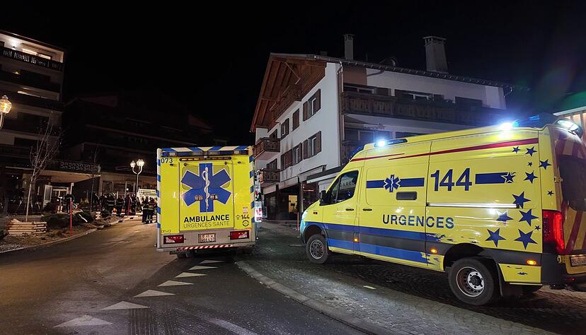 Viele Verletzte wurden in der Silvesternacht in Crans-Montana mit Rettungswagen in Kliniken gebracht. Viele Verletzte wurden in der Silvesternacht in Crans-Montana mit Rettungswagen in Kliniken gebracht.