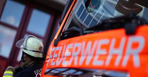 Die Feuerwehr war bis in die Nacht f&uuml;r die L&ouml;scharbeiten im Einsatz. (Symbolbild)