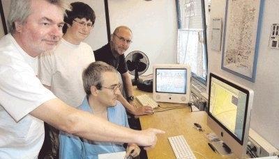 Fühlen sich wie 007-Agenten, wenn sie mit GPS-Geräten unterwegs sind und die Daten hinterher auf Karten in den Computer übertragen: Friedhelm Schmidt, Gerd M. Hofmann (sitzend), Marcel Hoffmann und Peter Grombach (v. li).Foto: Helmut Buchholz