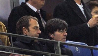 Bundestrainer Joachim Löw (r) und Assistent Hansi Flick schauen sich das HSV-Spiel an.
