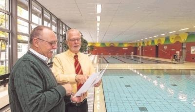 Bäderchef Peter Schulz (links) und Stadtwerke-Geschäftsführer Manfred Schmidt freuen sich über die gelungene Sanierung im Hallenbad Biberach.Foto: Andreas Veigel Bäderchef Peter Schulz (links) und Stadtwerke-Geschäftsführer Manfred Schmidt freuen sich über die gelungene Sanierung im Hallenbad Biberach.Foto: Andreas Veigel