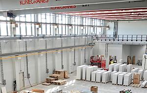 Die Dübelhalle ist derzeit Zwischenlager für Schränke und andere Materialien. Die Dübelhalle ist derzeit Zwischenlager für Schränke und andere Materialien.