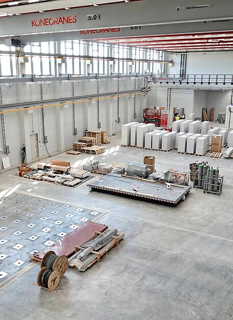 Die Dübelhalle ist derzeit Zwischenlager für Schränke und andere Materialien.