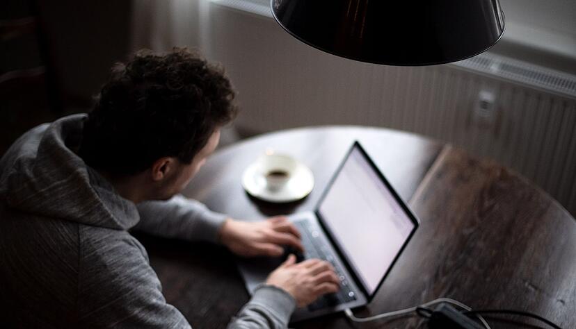 Corona hat das Arbeiten verändert: Die Zahl der Beschäftigten im Homeoffice ist im Januar leicht gestiegen.