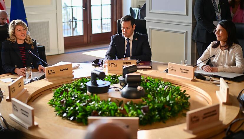 Die Minister nahmen an einem runden Tisch Platz. Die Minister nahmen an einem runden Tisch Platz.