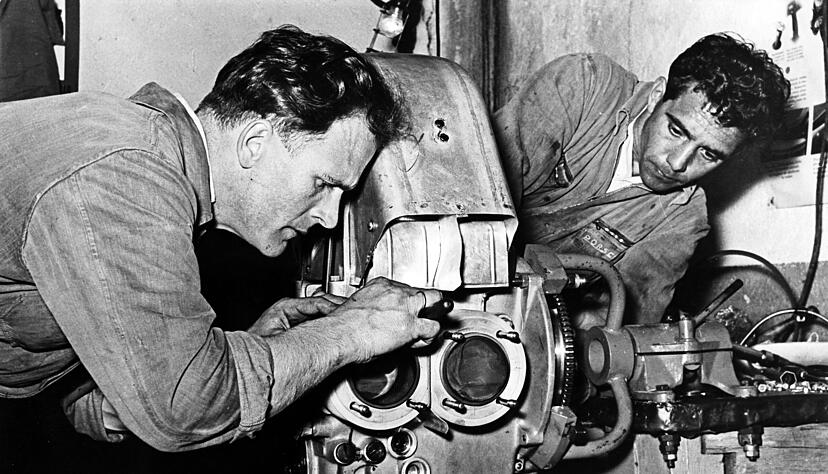 Der Porsche-Mitarbeiter Rolf Wütherich (rechts) montiert 1954 gemeinsam mit Eberhard Storz einen "Fuhrmann-Motor" in Stuttgart-Zuffenhausen.