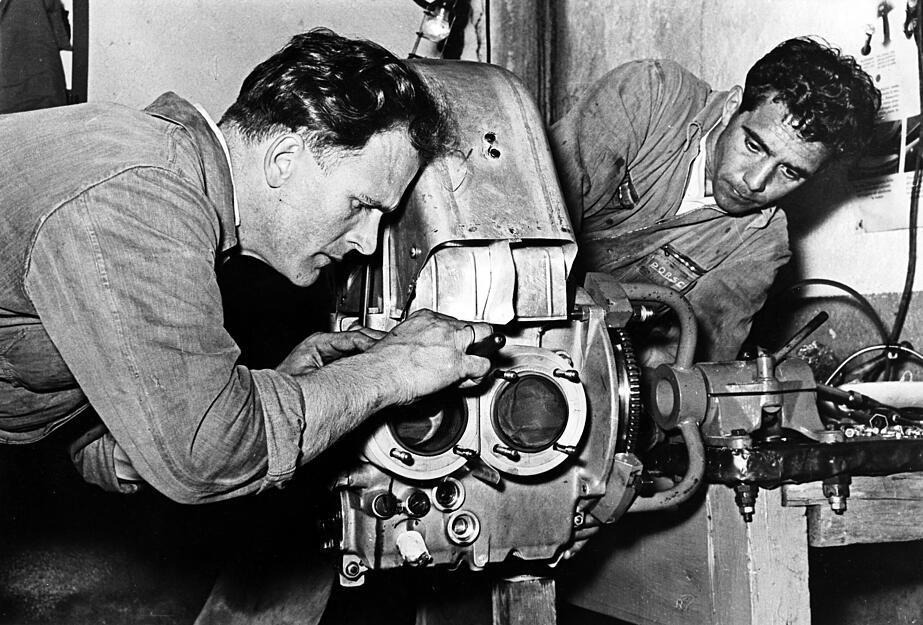 Der Porsche-Mitarbeiter Rolf Wütherich (rechts) montiert 1954 gemeinsam mit Eberhard Storz einen "Fuhrmann-Motor" in Stuttgart-Zuffenhausen.