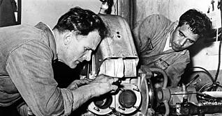 Der Porsche-Mitarbeiter Rolf Wütherich (rechts) montiert 1954 gemeinsam mit Eberhard Storz einen "Fuhrmann-Motor" in Stuttgart-Zuffenhausen.