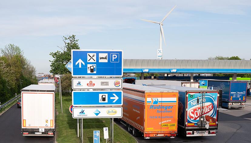 Zehntausende Stellplätze fehlen an den deutschen Autobahnen Verbänden zufolge. (Archivbild)