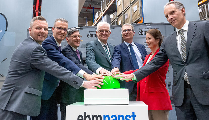 Ministerpräsident Winfried Kretschmann (Mitte) eröffnete zusammen mit den Gesellschaftern (von rechts) Jan Philippiak, Chloe McCracken und Ralf Sturm sowie Geschäftsführer Dr. Klaus Geißdörfer, Tomas Smetana und Produktionsleiter Philipp Handschuh das Technikum ein. Ministerpräsident Winfried Kretschmann (Mitte) eröffnete zusammen mit den Gesellschaftern (von rechts) Jan Philippiak, Chloe McCracken und Ralf Sturm sowie Geschäftsführer Dr. Klaus Geißdörfer, Tomas Smetana und Produktionsleiter Philipp Handschuh das Technikum ein.