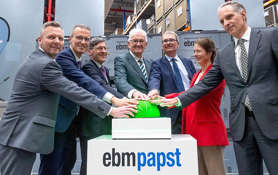 Ministerpräsident Winfried Kretschmann (Mitte) eröffnete zusammen mit den Gesellschaftern (von rechts) Jan Philippiak, Chloe McCracken und Ralf Sturm sowie Geschäftsführer Dr. Klaus Geißdörfer, Tomas Smetana und Produktionsleiter Philipp Handschuh das Technikum ein.