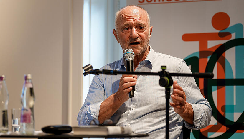 &bdquo;Hindenburg hat nicht nur Hitler ernannt, sondern er hat die Diktatur installiert&ldquo;: Historiker und Journalist Wolfgang Niess im Literaturhaus Heilbronn.