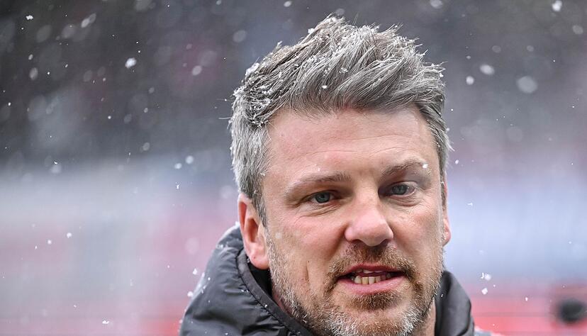 K&ouml;lns Trainer Lukas Kwasniok musste nach dem 2:2 in Heidenheim zu einem Fan-Plakat Stellung nehmen.