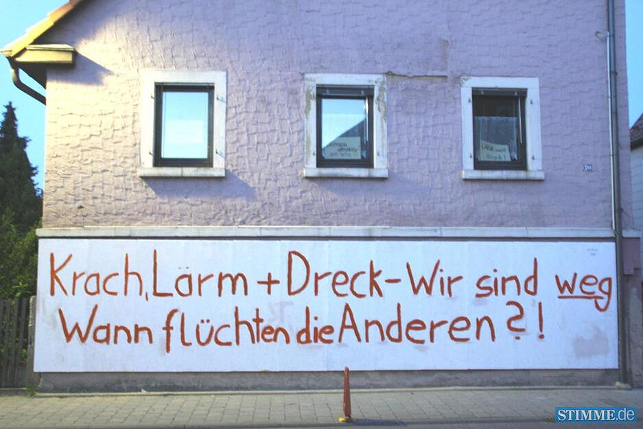 Die erste Familie wirft im Juli 2009 das Handtuch und zieht weg. Zuvor hat der Gemeinderat den Antrag auf Tempo 30 in der Ortsdurchfahrt abgelehnt.