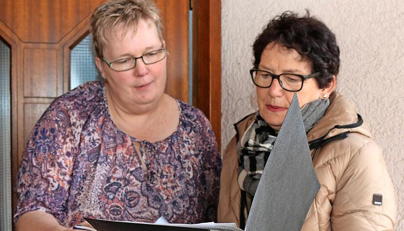 Vom Verkehrslärm auf der L 1088 genervt: Bei der Haustüraktion setzte auch Ulrike Rätzer (l.) ihre Unterschrift auf die Liste von Heide Schaumann. Foto: Ute Plückthun Vom Verkehrslärm auf der L 1088 genervt: Bei der Haustüraktion setzte auch Ulrike Rätzer (l.) ihre Unterschrift auf die Liste von Heide Schaumann. Foto: Ute Plückthun