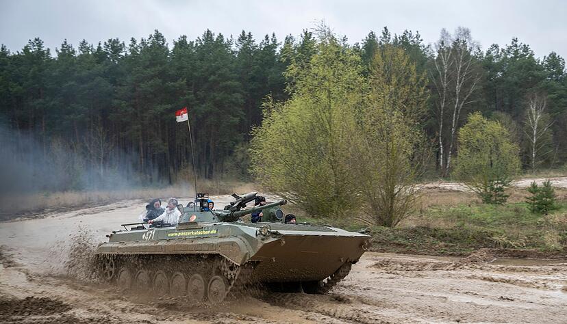 Mit einem Sch&uuml;tzenpanzer &uuml;ber den &Uuml;bungsplatz in Steinh&ouml;fel. Auf dem Gel&auml;nde der Panzerfahrschule Heyse k&ouml;nnen Zivilisten mit ehemaligen Milit&auml;rfahrzeugen fahren.